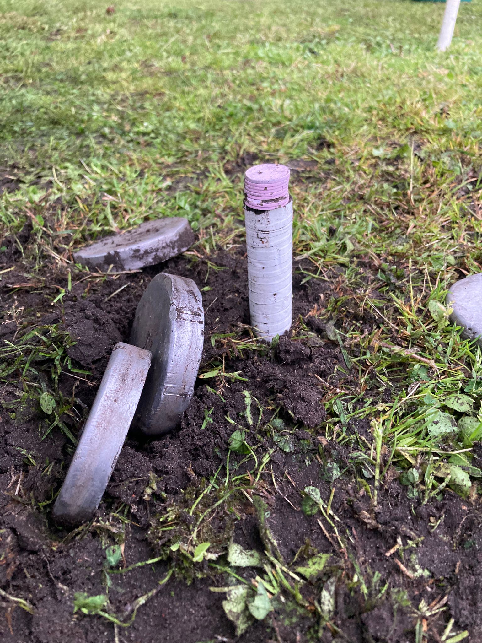 Paap met muntstukken en werpschijven op het speelveld
